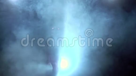 两名足球运动员在烟雾中奔跑面对战斗慢动作视频的预览图