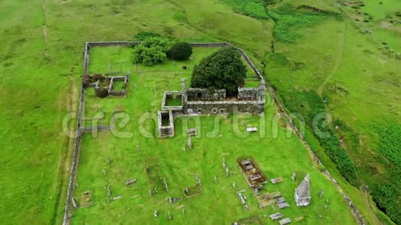 苏格兰一座古老教堂和墓地的废墟空中无人机镜头视频的预览图