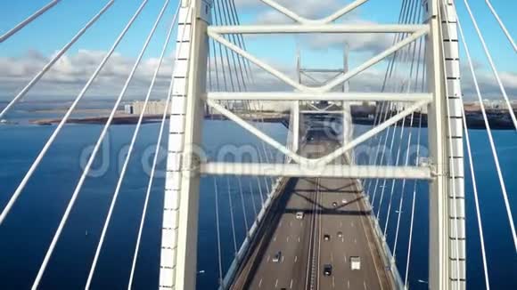 现代城市航空景观元素金属结构缆车桥视频的预览图