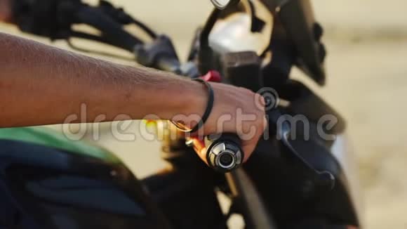 手启动加速摩托车的特写视频的预览图