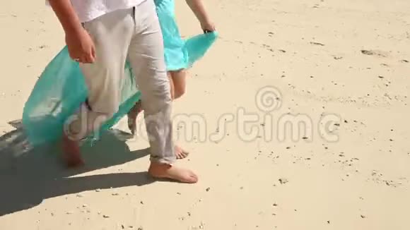 金发女郎和露脚漫步海滩视频的预览图
