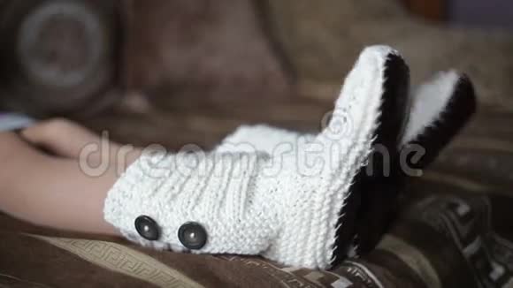 沙发上穿着白色针织袜子的女性腿视频的预览图