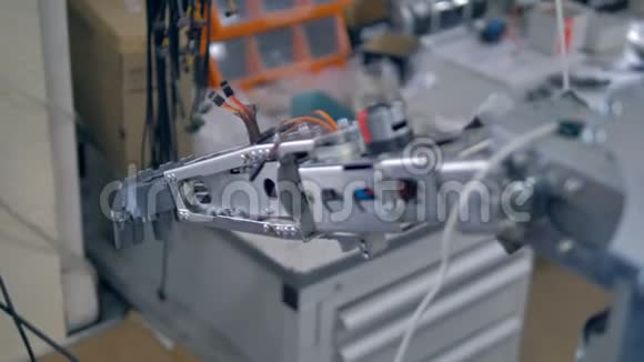 机器人钢车身框架和一个头部视频的预览图