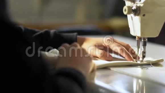女人的手在缝纫机上缝白布视频的预览图