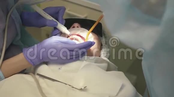 医生牙医喷气式飞机超声波清洁牙垢下巴手套无菌卫生健康4k3840x2160视频的预览图
