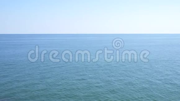 平静的海洋背景碧波碧水晴空万里4K视频的预览图