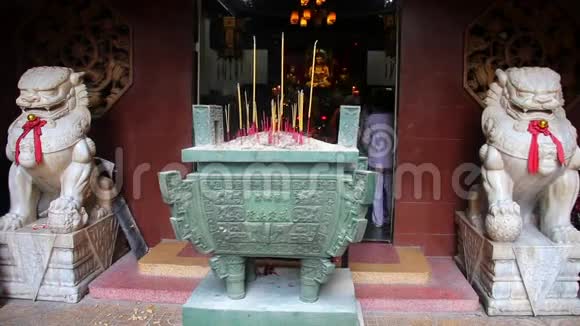 蜡烛在寺庙里冒烟视频的预览图