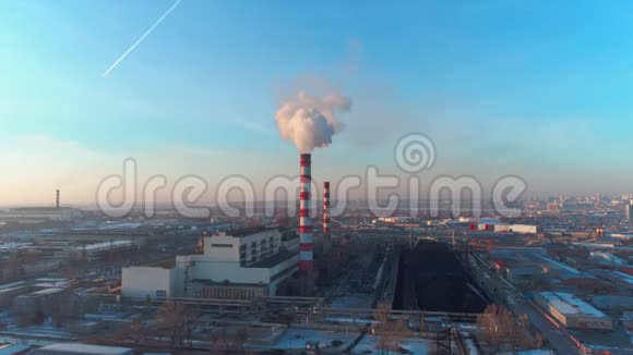 城市背景下工业管道的烟雾视频的预览图