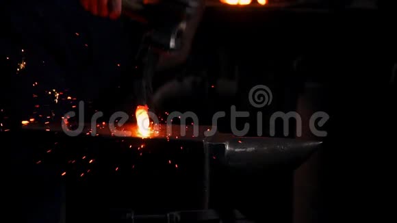 出炉铁水做剑战古代艺术大师创造金属制品在慢动作中视频的预览图