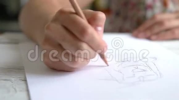 艺术家的手用铅笔在纸上勾勒出一些东西视频的预览图