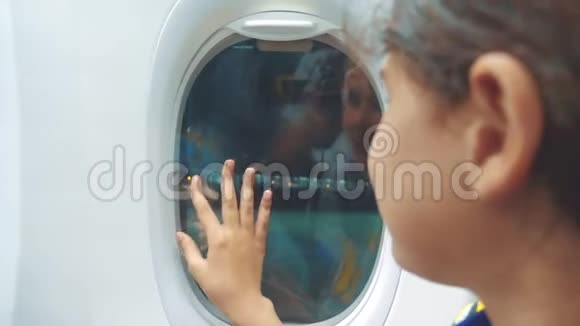 少女告别挥手向窗前的飞机航空飞机概念生活方式挥手年轻的女孩视频的预览图