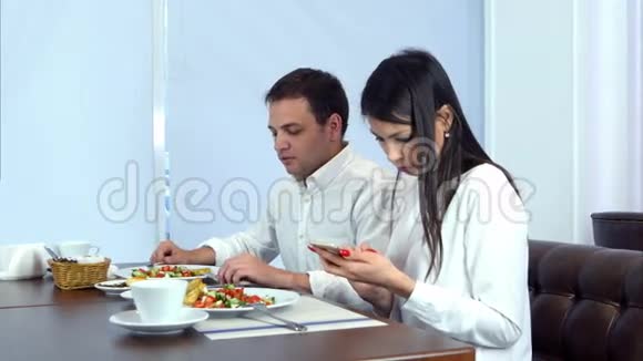 一个年轻人在他女朋友检查电话时付帐视频的预览图
