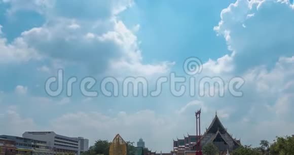 瓦苏塔寺的时间推移从拉恩孔穆恩那里看到泰国曼谷2018年NOV21视频的预览图