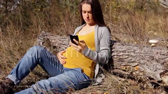 年轻孕妇在自拍视频的预览图