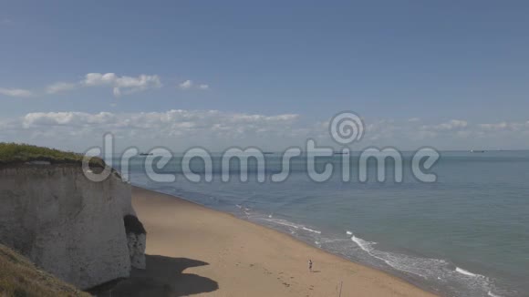 白色岩石附近的沙滩视频的预览图