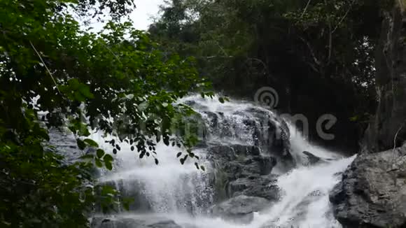 泰国萨里卡大瀑布的顶部向下倾斜向山麓倾斜视频的预览图