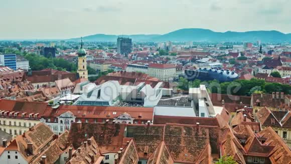 奥地利风景如画的格拉茨镇城市历史部分的俯视图变焦视频视频的预览图