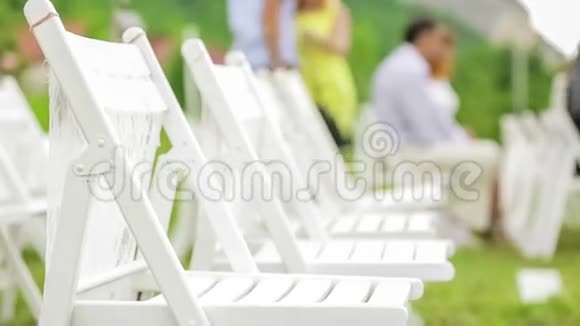 婚礼上客人的椅子视频的预览图