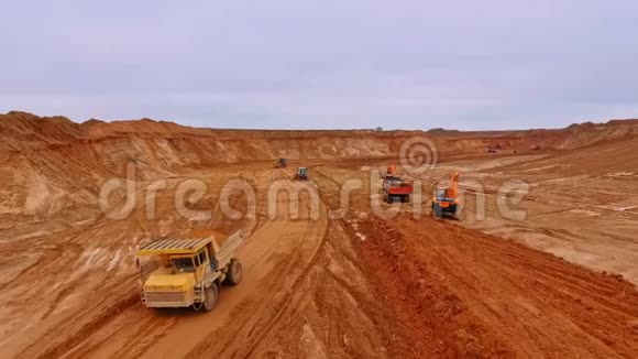 自卸汽车穿越沙坑无人视野履带式挖掘机采砂视频的预览图