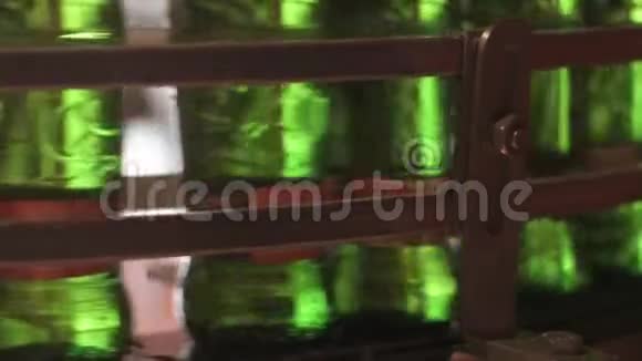啤酒厂自动化生产线上的啤酒瓶视频的预览图