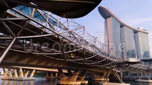 俯瞰美丽的新加坡城市天际线可以看到海立克斯桥和滨海湾金沙酒店背景是公园视频的预览图