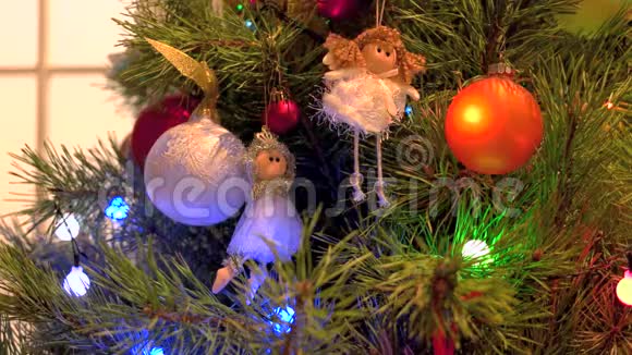 圣诞树上挂着漂亮的装饰品视频的预览图