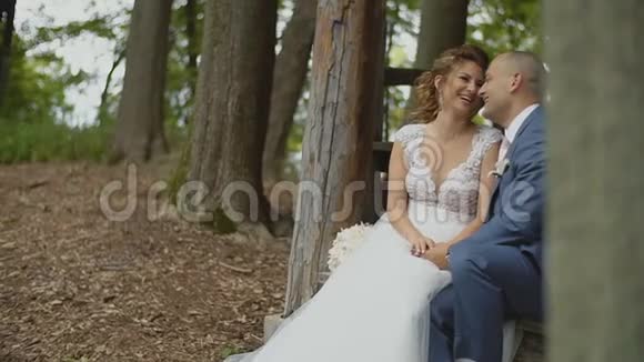可爱的年轻夫妇在森林的房子里快乐地聚在一起视频的预览图