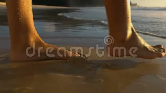 女足在日出时走进海洋动作缓慢特写镜头视频的预览图