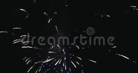 多色烟花在夜空庆祝视频的预览图