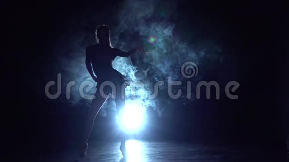 穿着拉丁美洲风格跳舞的迷人女孩慢动作视频的预览图