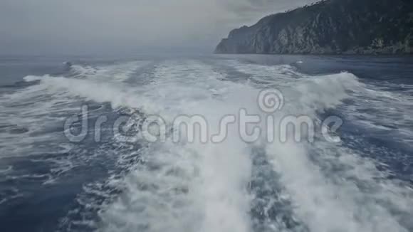 摩托艇WakePassingPortofino国家公园视频的预览图