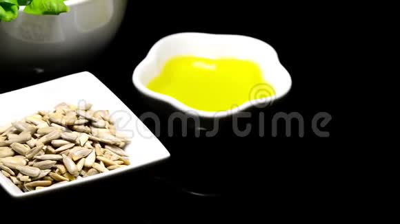 Pesto原料罗勒叶橄榄油和葵花籽视频的预览图