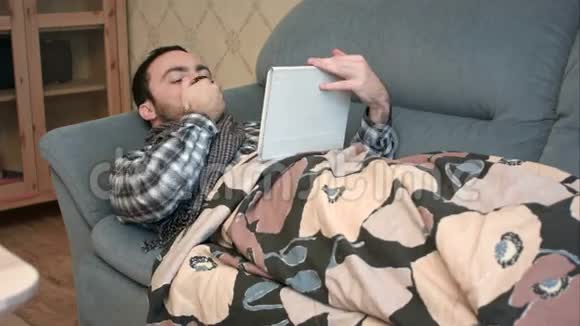 生病和疲惫的年轻人在床上用药片视频的预览图