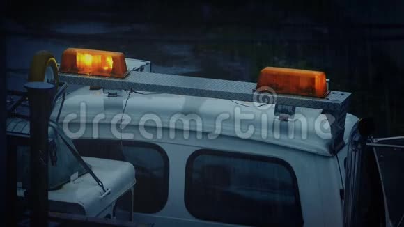雨夜放有闪光灯的卡车视频的预览图