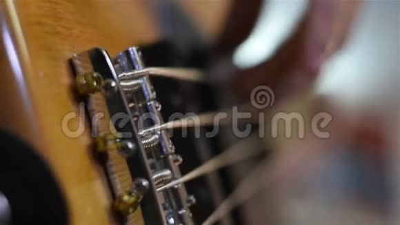 低音吉他钢琴音乐视频的预览图