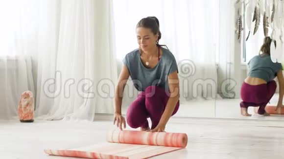 女子在瑜伽馆或健身房铺垫视频的预览图