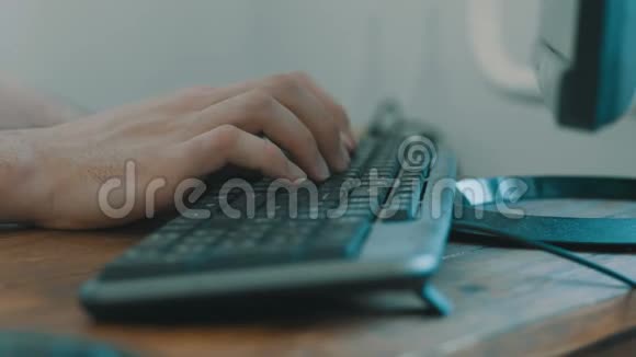 笔记本电脑键盘印有两只手视频的预览图