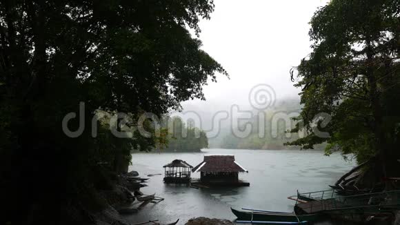 巴兰南湖的漂浮小屋视频的预览图