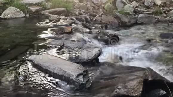 山河水流过卵石和岩石视频的预览图