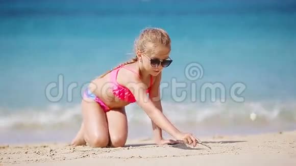 小女孩在沙滩上画画视频的预览图