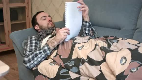 流感青年在床上学习视频的预览图