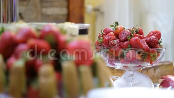 在自助餐桌上放上美味的水果草莓猕猴桃视频的预览图