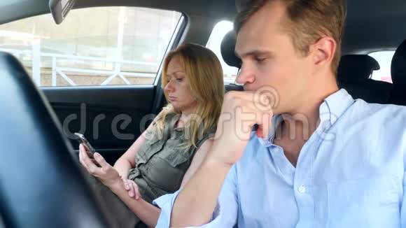 男司机招揽一位乘客的女孩她看着一部智能手机4k慢镜头视频的预览图