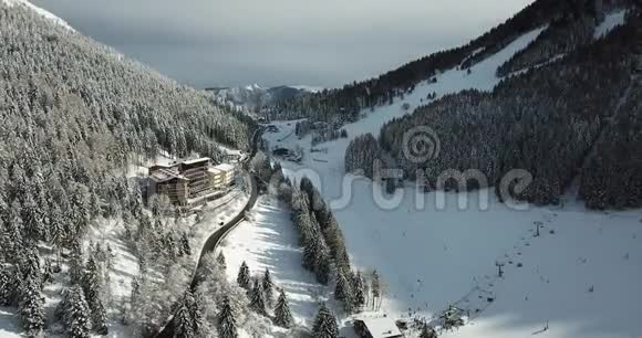 普拉索拉那山口意大利阿尔卑斯山雪落到树林后的无人机航天观景图视频的预览图