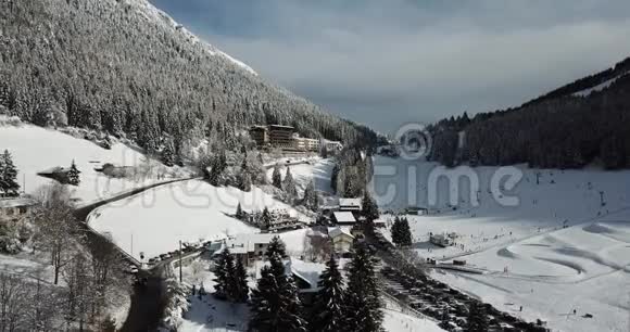 普拉索拉那山口意大利阿尔卑斯山雪落到树林后的无人机航天观景图视频的预览图