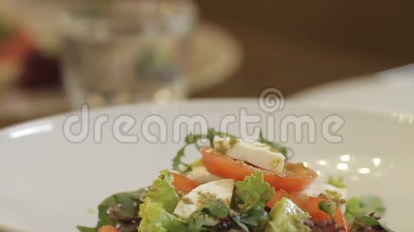 家里碗里的蔬菜沙拉视频的预览图