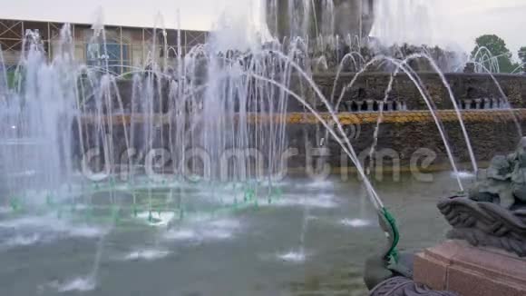 城市公园里美丽的喷泉为当地人和城市游客提供的传统休息场所时间推移视频的预览图