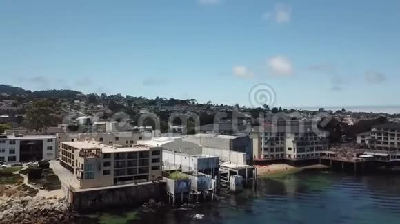 酒店提供航空海景和海滩视频的预览图