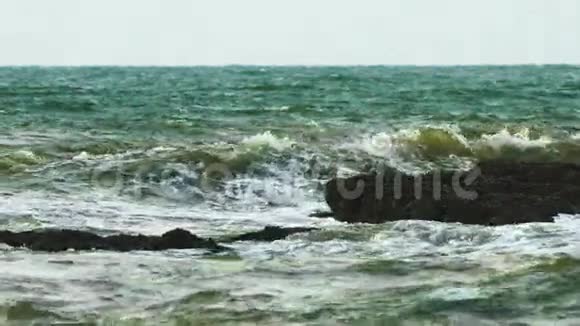 慢运动中的电影海洋冲浪视频的预览图
