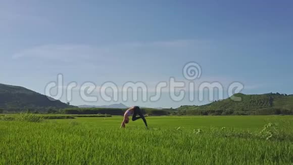 早上女孩在稻田里拿瑜伽筒视频的预览图